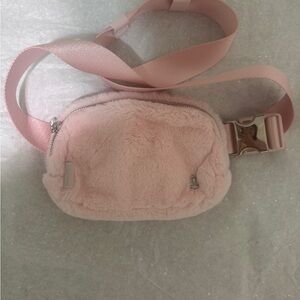 Lululemon Everywhere Belt Bag Plush Fleece Strawberry Milkshake 1L